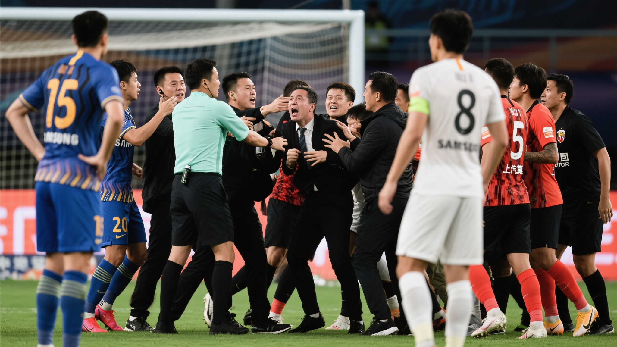 上海德比火药味十足!于汉超赛后冲场怒怼李帅挑衅 上海德比火药味十足!于汉超赛后冲场怒怼李帅挑衅